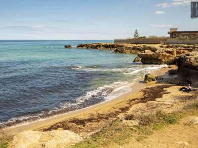 Peccato, considerando che la costa tra lo Ske e il Lido dell'Aeronautica � le pi� attraenti di tutta la citt�: conta alcune tra le poche spiaggette di sabbia esistenti a Bari